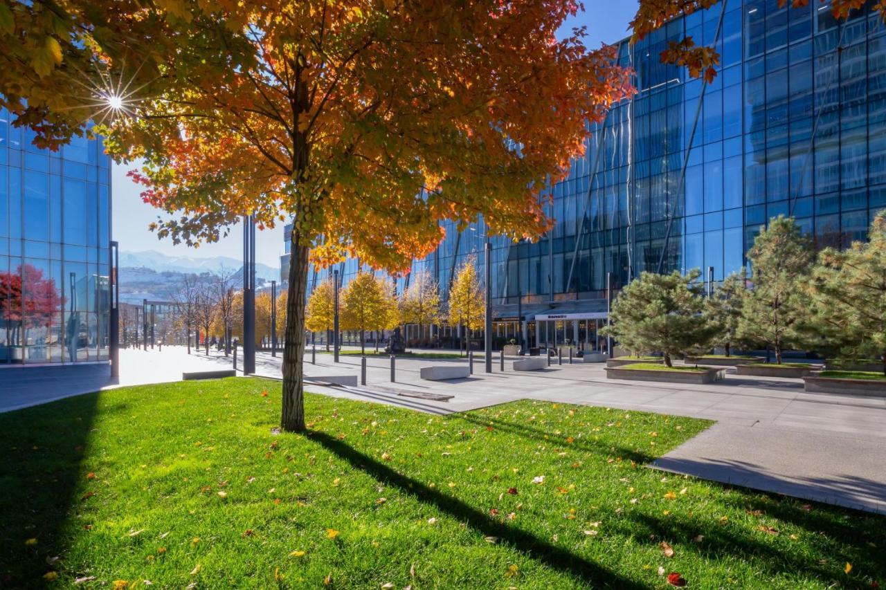 The Ritz-Carlton, Almaty Hotell Exteriör bild