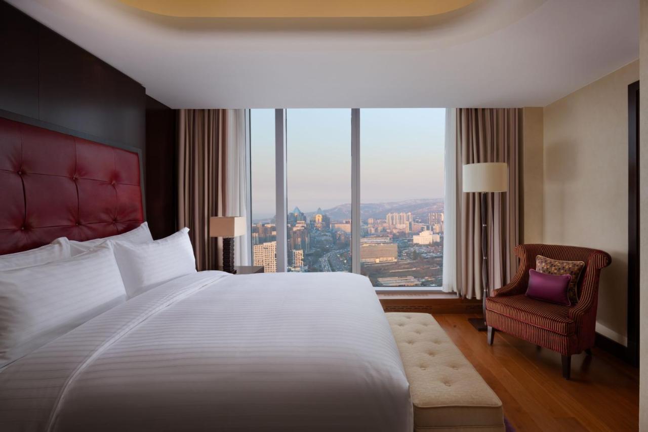 The Ritz-Carlton, Almaty Hotell Exteriör bild